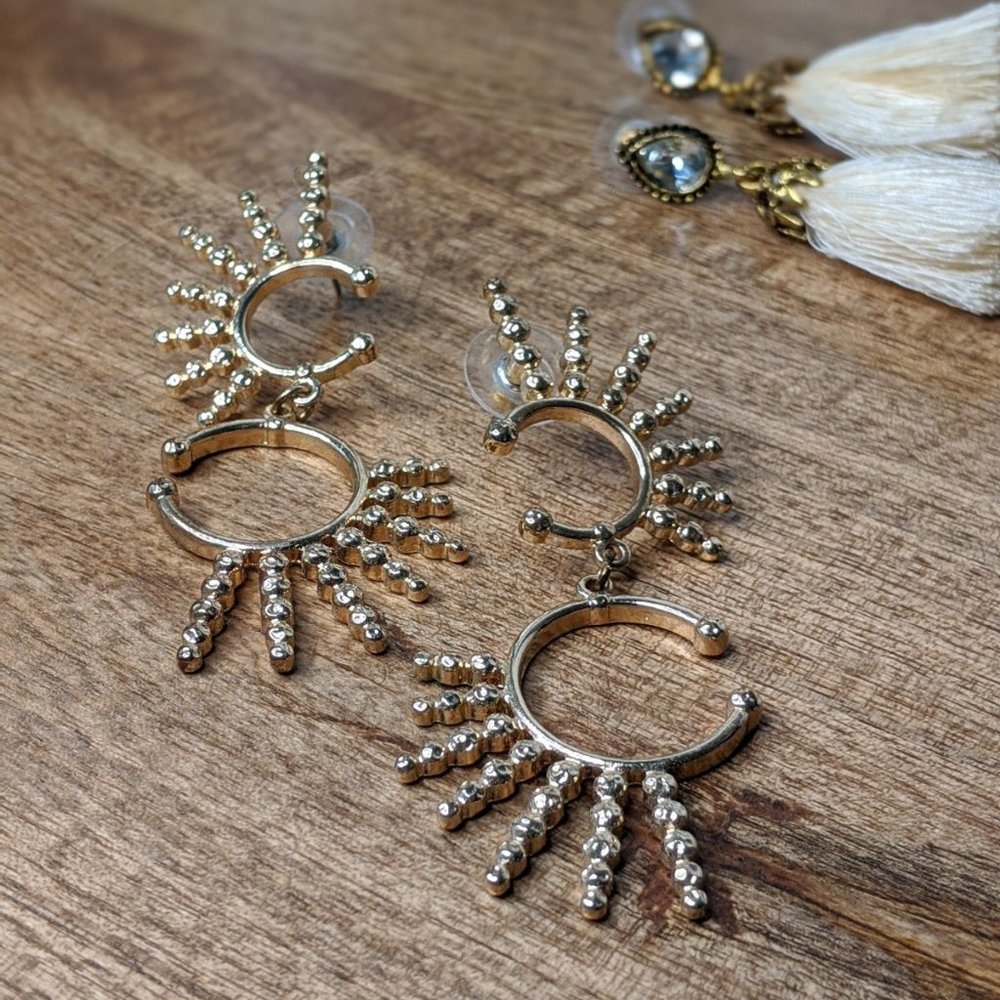 Sun spay and tassel earrings - Picture 4 of 4